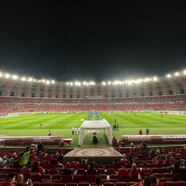 รูปภาพถ่ายที่ Estádio Beira-Rio โดย Filipe L. เมื่อ 10/13/2021