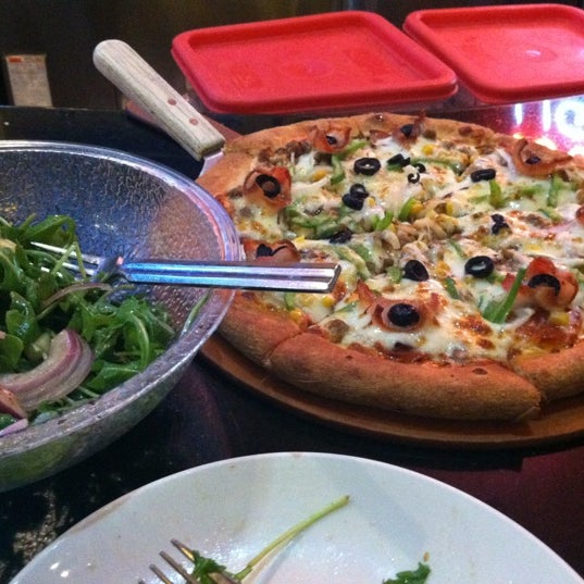 Foto tirada no(a) M Pizza por Brian H. em 11/30/2012
