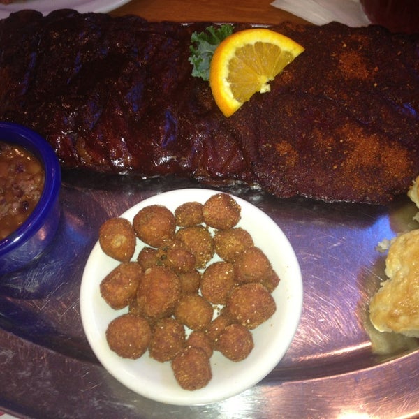 Foto scattata a Red Hot &amp; Blue  -  Barbecue, Burgers &amp; Blues da Billy A. il 2/2/2013