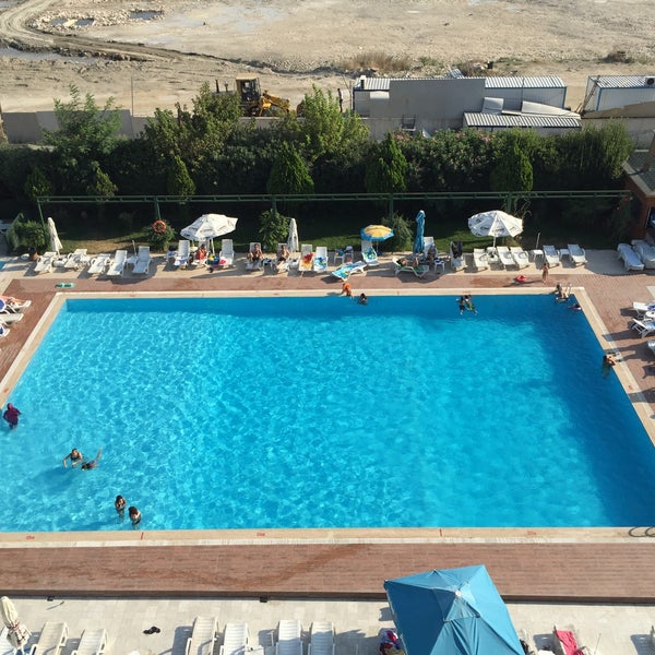 Foto tirada no(a) Pelikan Otel Yüzme Havuzu por Kasap D. em 8/22/2016
