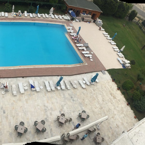 Das Foto wurde bei Pelikan Otel Yüzme Havuzu von Kasap D. am 8/24/2016 aufgenommen