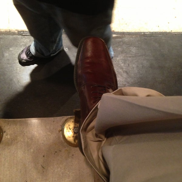 4/26/2013にChris K.がJim&#39;s Shoe Repairで撮った写真