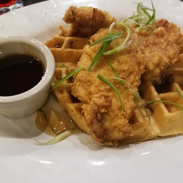 5/11/2018 tarihinde Q Olivia R.ziyaretçi tarafından Chicago Waffles'de çekilen fotoğraf