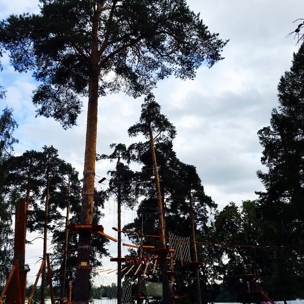 Das Foto wurde bei Веревочный парк «Tree To Tree» von Sandra 🐭 B. am 8/8/2016 aufgenommen