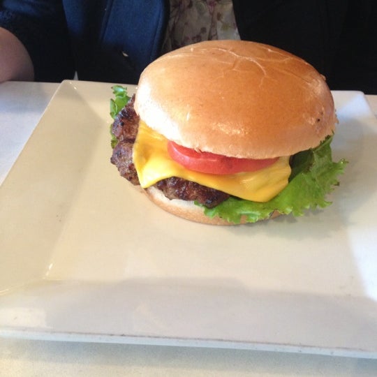 11/15/2012にTravis S.がVillage Burger Barで撮った写真