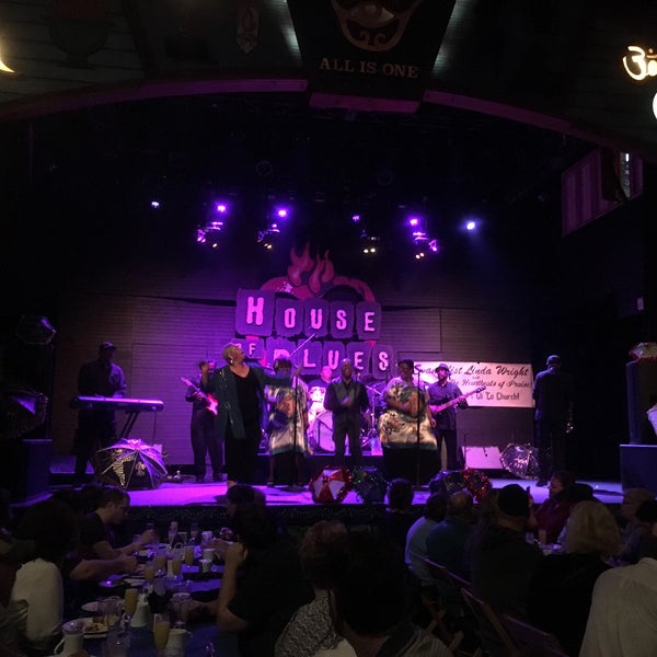 Foto scattata a House of Blues Restaurant &amp; Bar da Xani P. il 2/25/2018