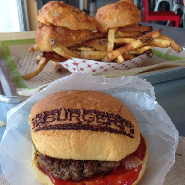Das Foto wurde bei BurgerFi von Sandi W. am 8/18/2014 aufgenommen