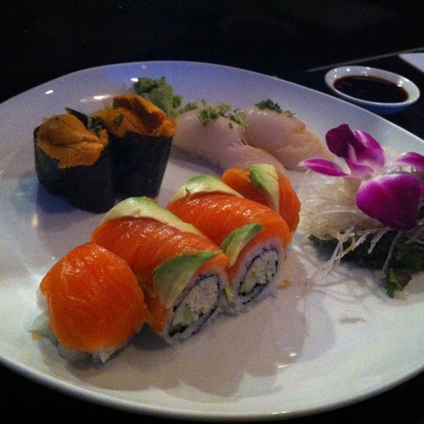 รูปภาพถ่ายที่ Blu Sushi โดย Sandi W. เมื่อ 3/24/2013