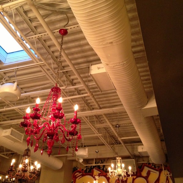 Das Foto wurde bei Policy Restaurant &amp; Lounge von J am 7/3/2013 aufgenommen