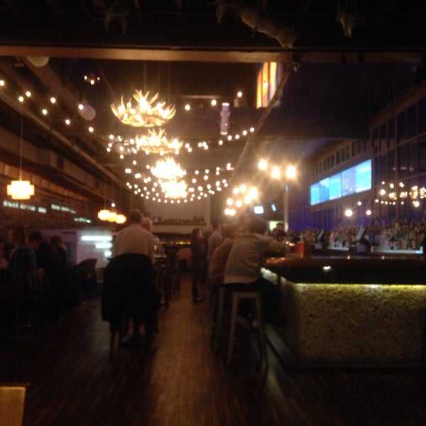 Foto diambil di The Lodge Bar + Grill oleh David pada 10/4/2015