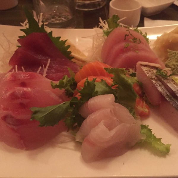 Foto diambil di Azuki Sushi oleh Julian M. pada 10/24/2014