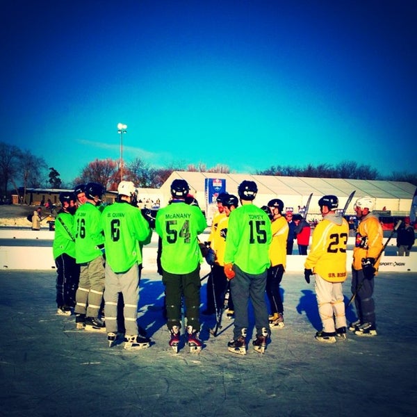 Foto tomada en U.S. Pond Hockey Championship  por Angelia S. el 1/18/2015