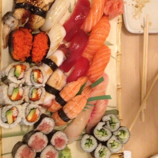 10/24/2012 tarihinde Cp Limo D.ziyaretçi tarafından Sushi-Zen'de çekilen fotoğraf