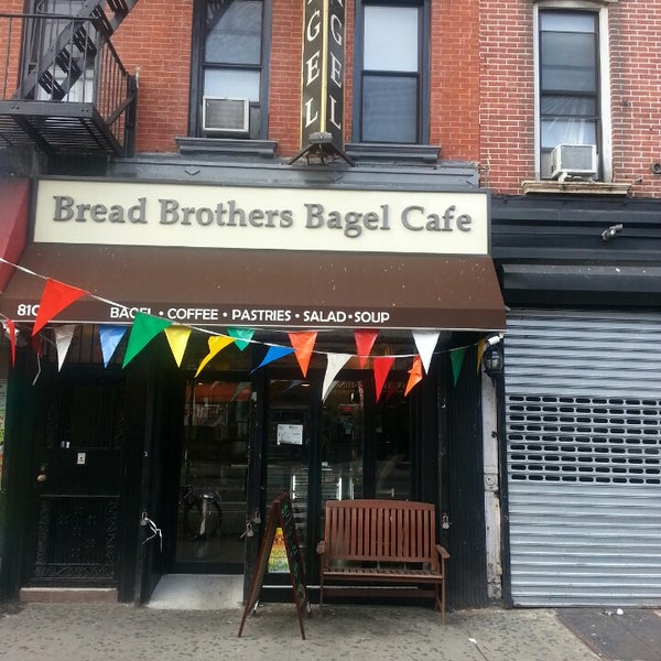 Photo prise au Bread Brothers Bagel Cafe par Richard T. le7/14/2013