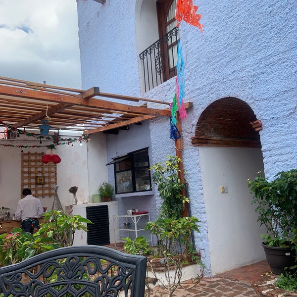 Foto diambil di La Catrina Hostel &amp; Breakfast / San Miguel de Allende oleh Luis N. pada 9/4/2021