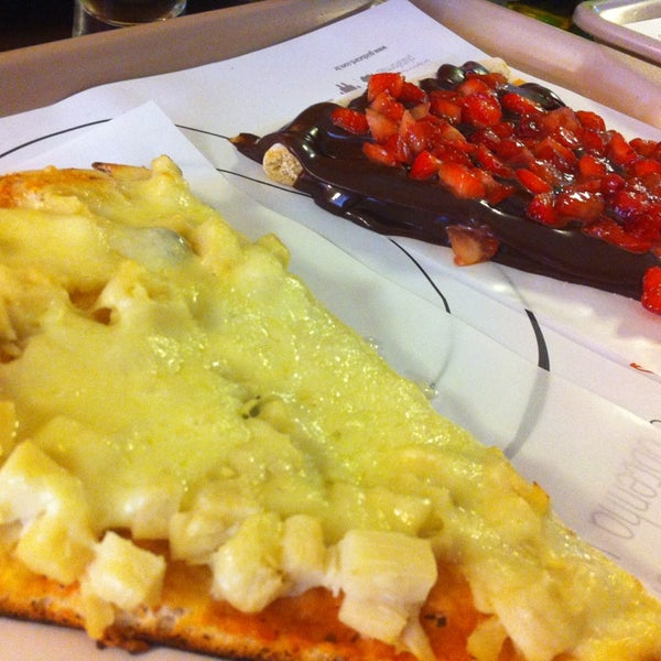 Photo taken at O Pedaço da Pizza by Caroline G. on 2/20/2013