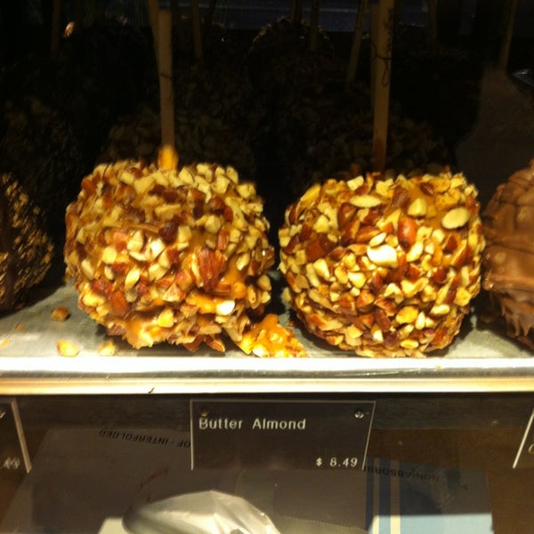 Photo taken at Amy&#39;s Candy Kitchen &amp; Gourmet Caramel Apples by Thomas H. on 8/11/2013