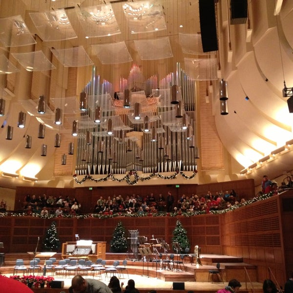 Снимок сделан в Louise M. Davies Symphony Hall пользователем Hiroshi T. 12/...