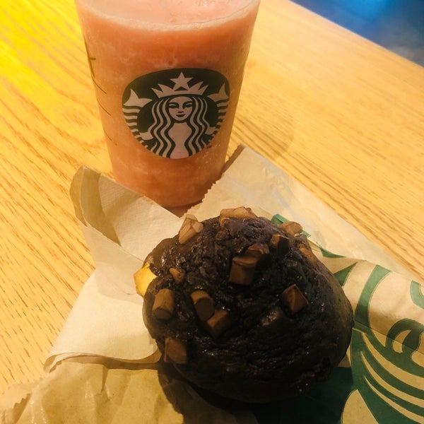 Foto scattata a Starbucks da Laura M. il 6/30/2019