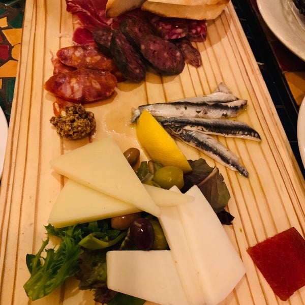Das Foto wurde bei Barcelona Tapas Restaurant - Saint Louis von Bitch N. am 5/23/2019 aufgenommen