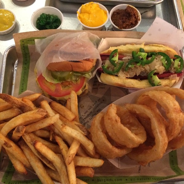 Foto scattata a BurgerFi da Mody S. il 11/3/2014