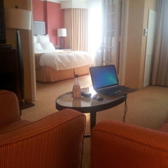 Photo taken at Chicago Marriott Suites O&#39;Hare by Carly T. on 9/17/2012
