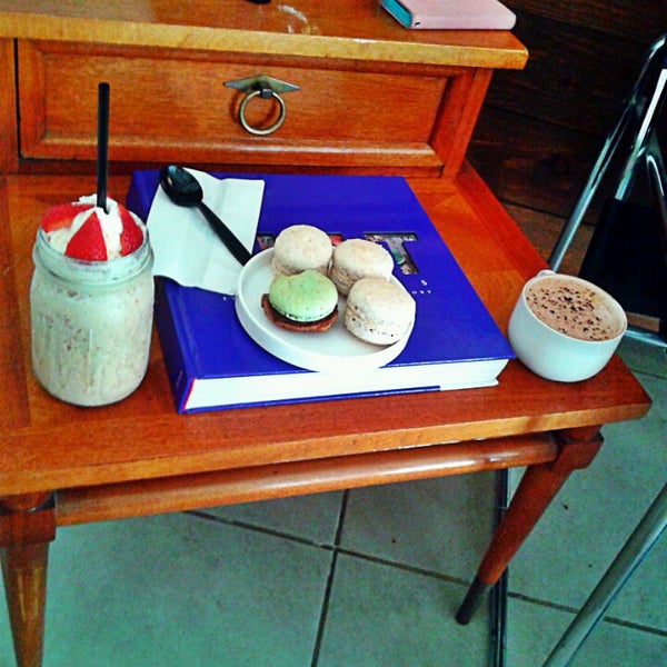Das Foto wurde bei B Coffee and Tea House von Fermín D. am 6/30/2014 aufgenommen