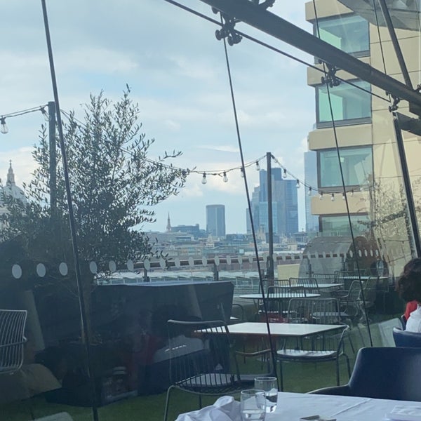 Photo taken at Oxo Tower Restaurant by فــ هــ ـــدة on 5/2/2022