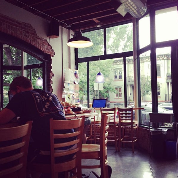 7/7/2013 tarihinde Kevin D.ziyaretçi tarafından Denver Bicycle Cafe'de çekilen fotoğraf