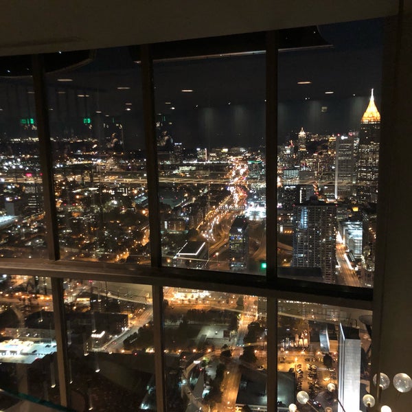 Photo taken at Sun Dial Restaurant, Bar &amp; View by Ronald Z. on 12/5/2018