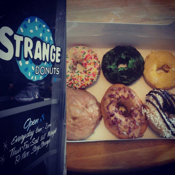 3/19/2016 tarihinde Garrett A.ziyaretçi tarafından Strange Donuts'de çekilen fotoğraf