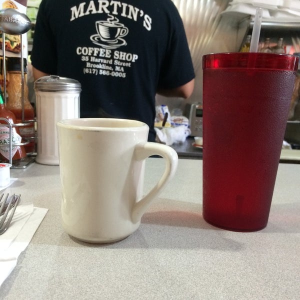 Foto tomada en Martin&#39;s Coffee Shop  por Eric W. el 8/1/2014