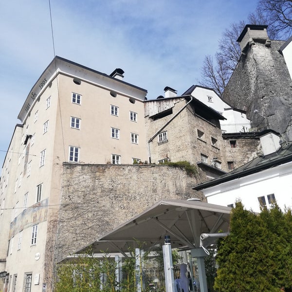 Das Steintor wurde etwa im Jahr 1280 zusammen mit der ersten Stadtmauer errichtet und eines der ältesten Stadttore Salzburgs.