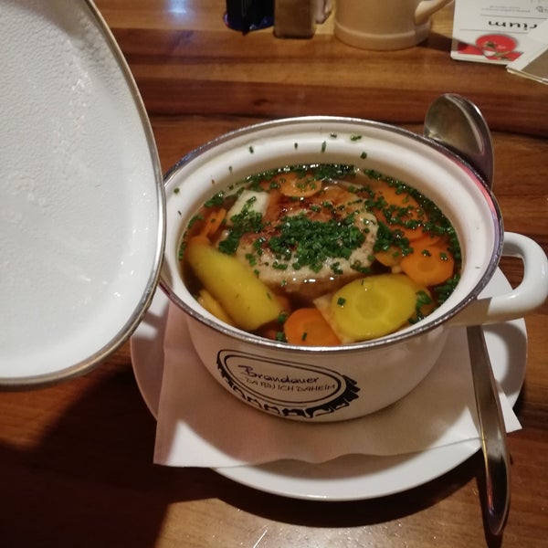 Die Pinzgauer Kaspressknödel-Suppe war sehr gut. €8 wirkt teuer, ist aber auch ne große Portion mit 2 Knödeln.