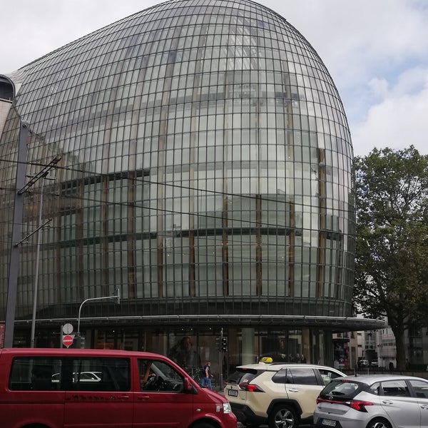 Befindet sich im "Weltstadthaus" Die 4.900 m² große Glasfassade ist aufwändig aus 6.800 einzelnen Scheiben und 66 Holzleimbindern aus sibirischer Lärche konstruiert.