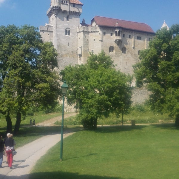 Erste Stamm-Burg der Fürstenfamilie Liechtenstein. Wurde im 19 Jhd. "renoviert" um sie romantischer zu gestalten weshalb wenig original erhalten ist. Führung dazu ist sehr interessant.