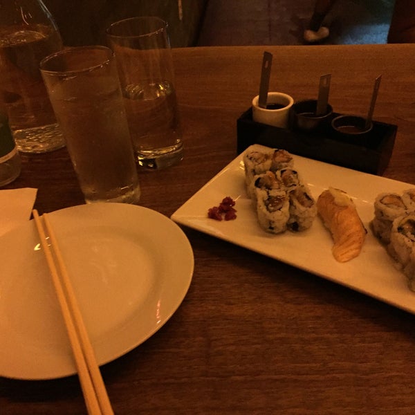 Foto scattata a Momo Sushi Shack da Alan P. il 7/29/2016
