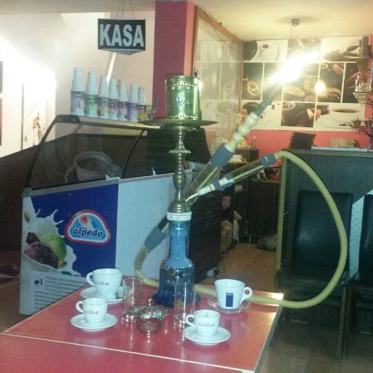 Foto scattata a Cadde Cafe da Yıldırım Ç. il 10/12/2013