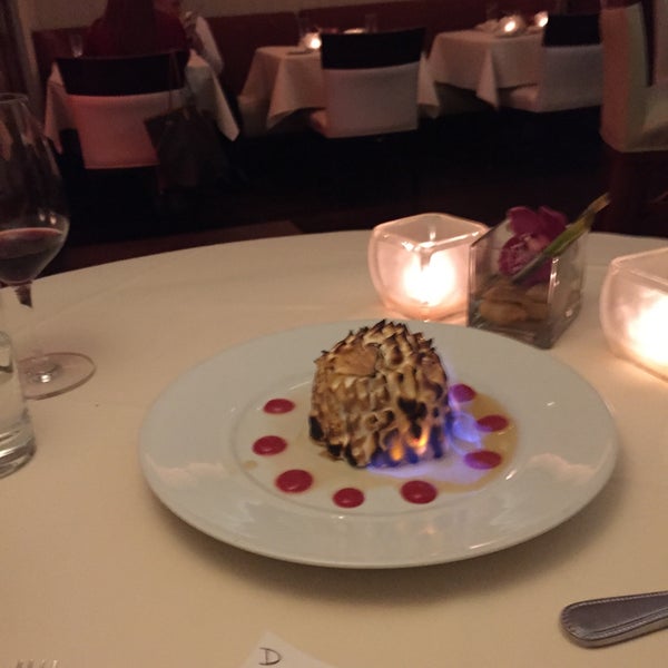3/7/2015 tarihinde Rahul G.ziyaretçi tarafından Restaurant Triomphe'de çekilen fotoğraf