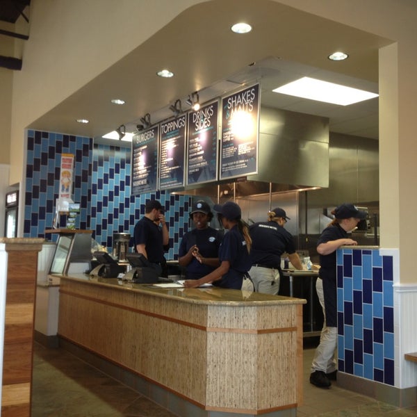 Photo taken at Elevation Burger by Vykky H. on 8/16/2013