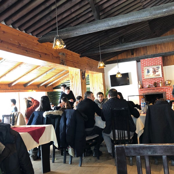 รูปภาพถ่ายที่ Abant Çamlık Restoran โดย Nabi A. เมื่อ 1/6/2019