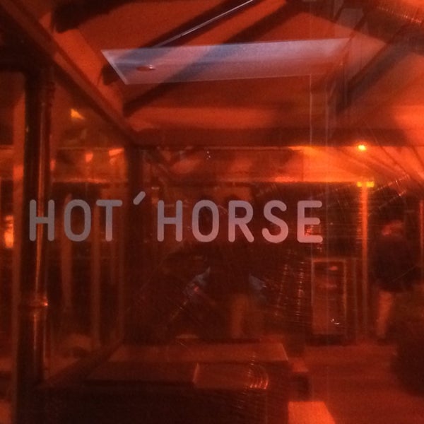 Das Foto wurde bei Hot Horse von Sasho K. am 4/9/2014 aufgenommen