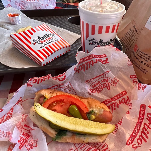 Photo taken at Portillo&#39;s by Anderson S. on 6/9/2023