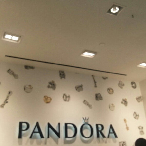 Foto tirada no(a) Pandora Jewelry por Ms L. em 12/21/2012