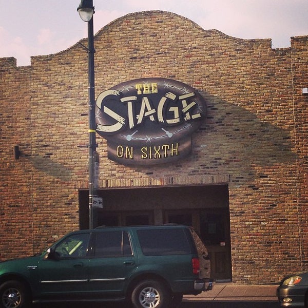 รูปภาพถ่ายที่ The Stage On Sixth โดย Brett Y. เมื่อ 5/24/2013