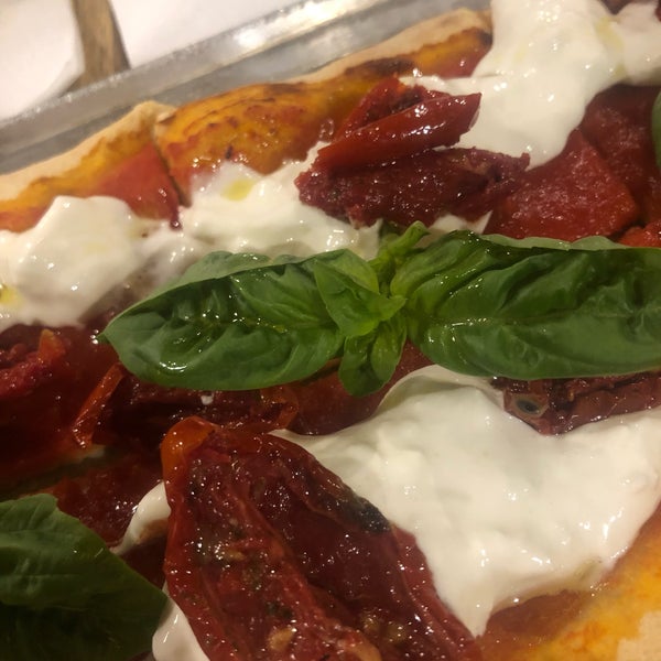 รูปภาพถ่ายที่ Mangia Pizza Firenze โดย Ana Z. เมื่อ 10/10/2019