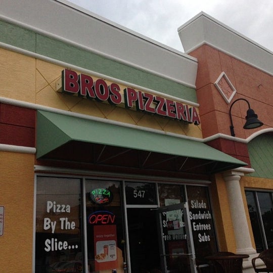 รูปภาพถ่ายที่ Bross Pizza โดย Brandon M. เมื่อ 12/17/2012
