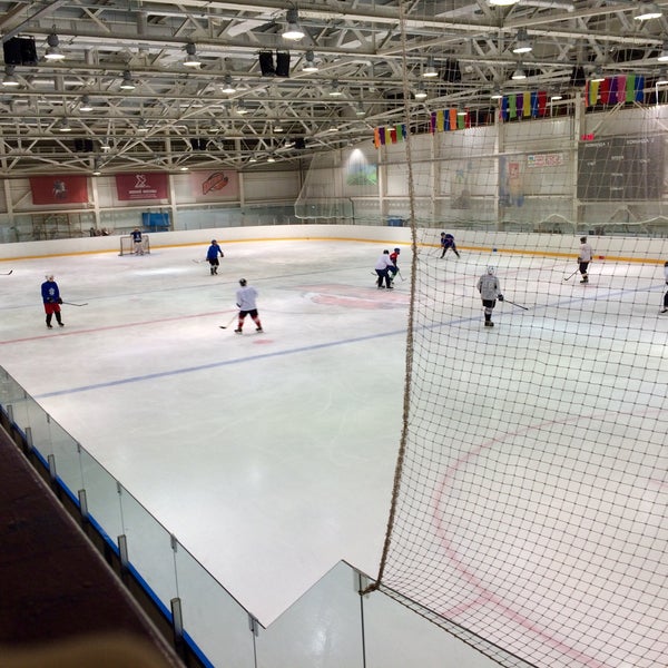 Каток метеор жуковский. Ледовый дворец метеор среднеуральск. Сколько стоит на коньках в ледовый дворец молодёжный на метеоре. Ледовый дворец метеор. Каток метеор жуковский.