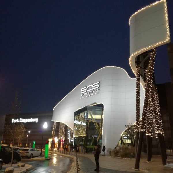 Foto tirada no(a) Westfield Shopping City Süd por Sasa C. em 12/1/2018