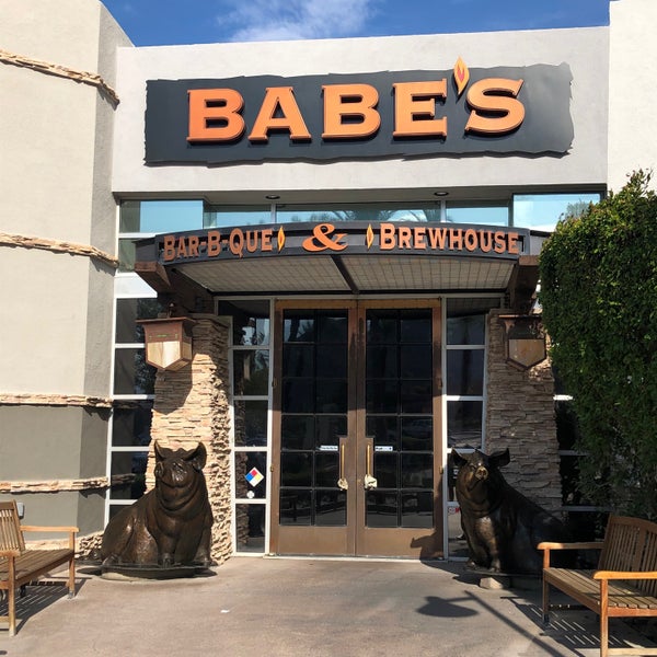 Foto scattata a Babe&#39;s Bar-B-Que &amp; Brewhouse da Smplefy il 8/16/2021